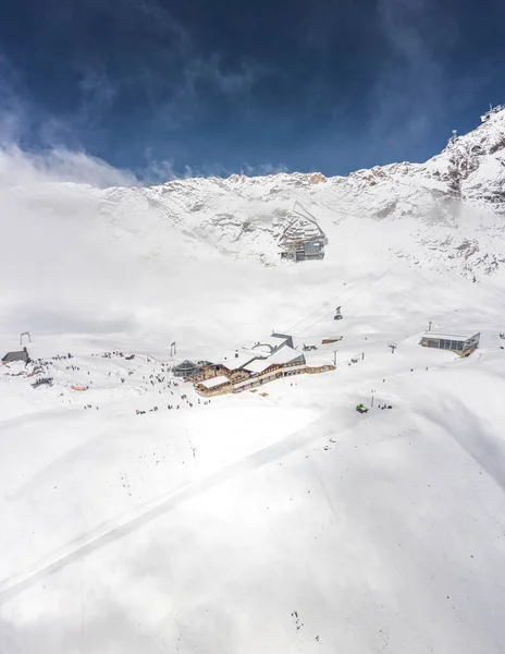 ドイツ・ツグスピッツ下の大雪の中、 Sonnalpin駅レストランの空中ドローン撮影 — ストック写真