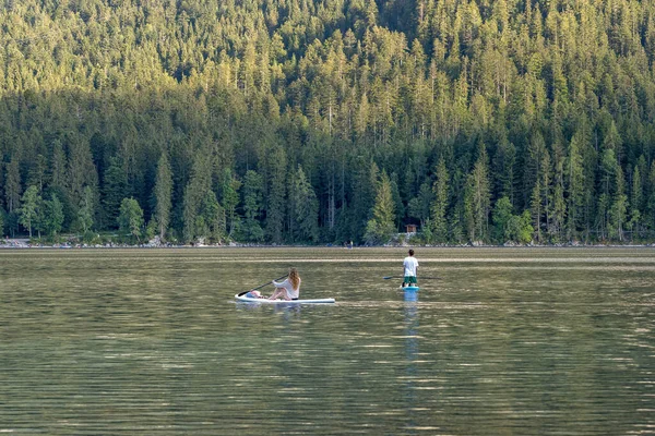 Tourists relax on waterboard in Eibsee lake near Zugspitze in Germany Summer — Stock Photo, Image