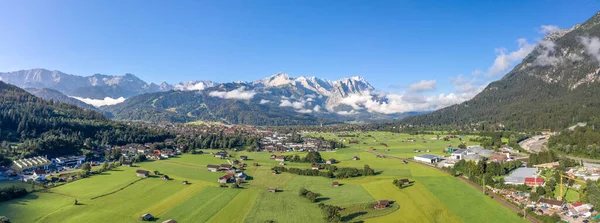 Flygfoto utsikt över Garmisch Partenkirchen Village med utsikt över Zugspitze i dimma — Stockfoto