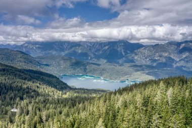Almanya 'da Zugspitze' nin eteğindeki Eibsee Gölü 'nün havadan çekilmiş görüntüsü.