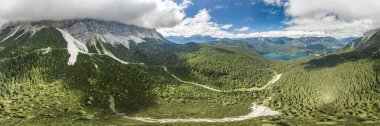 Almanya 'da Eibsee Gölü 360 panorma manzaralı yoğun sis Zugspitze