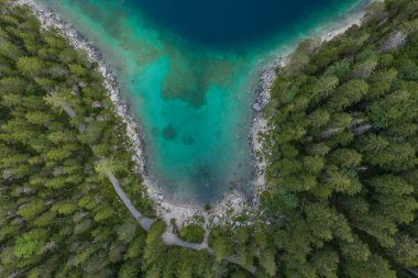 Almanya 'da yaz aylarında Eibseelake tarafındaki ormanların arasından geçen havadan drone görüntüleri.