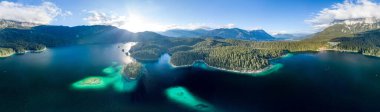 Almanya 'da Zugspitze' den Eibsee Gölü 'nün 360 Panoramik manzarası. Yazın gün batımından önce.