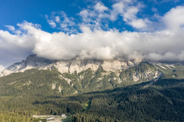 Flygdrönare skott av Zugspitze täckt med tung dimma av Eibsee Lake i Tyskland — Stockfoto