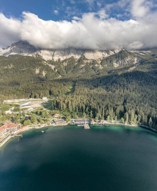Almanya 'da Zugspitze' nin Eibsee Gölü 'ndeki teleferik istasyonunun hava aracı görüntüsü.
