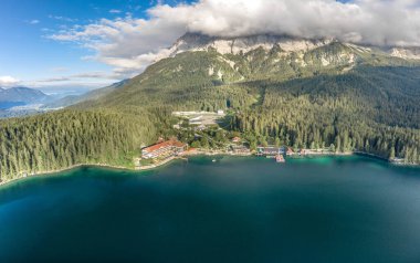Almanya 'da Zugspitze' nin Eibsee Gölü 'ndeki teleferik istasyonunun hava aracı görüntüsü.
