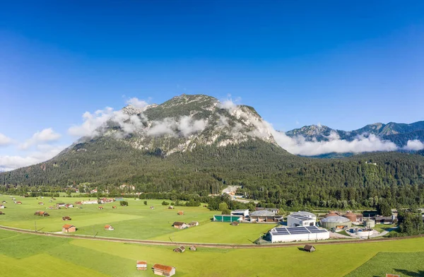 Flygfoto av grön kulle med dimma i Garmisch-Partenkirchen tyska byn på sommaren — Stockfoto