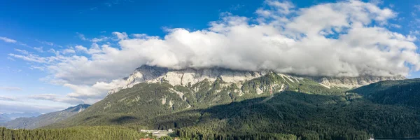 Panoramautsikt över Zugspitze berg tung dimma vid Eibsee Lake i Tyskland — Stockfoto