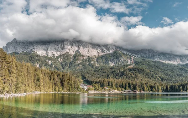 Zugspitze Dağı Almanya 'da Eibsee Gölü' nün kıyısında yaz öğleden sonra — Stok fotoğraf
