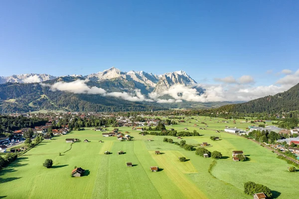 霧の中でZugspitzeのビューで村Garmisch Partenkirchenの空中ドローンショット — ストック写真