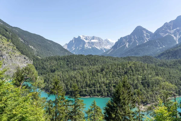 Fernpass Avusturya 'dan karlı Zugspitze Gölü' nün batı tarafı. — Stok fotoğraf