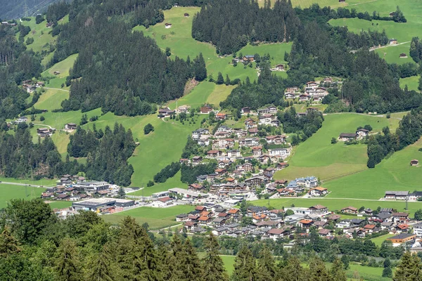 Valley utsikt över Zillertal byar i Tyrolen Österrike — Stockfoto