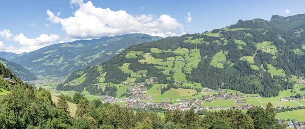 Panoramablick auf das Zillertal im sonnigen Sommer in Tirol Österreich — Stockfoto