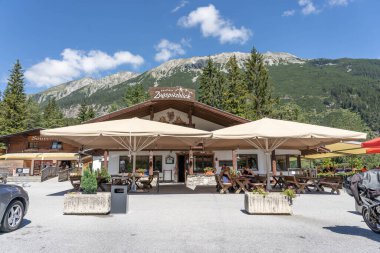 Fernpass, Avusturya - 6 Ağustos 2020: Zugspitze 'deki restoran