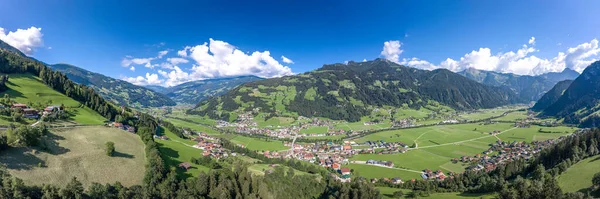 360 Panorama Luftaufnahme des Zillertaldorfes am sonnigen Sommernachmittag in Tirol Österreich — Stockfoto