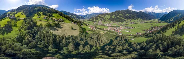 360 Panorama Luftaufnahme des Zillertaldorfes am sonnigen Sommernachmittag in Tirol Österreich — Stockfoto