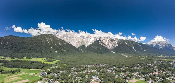 Panorama antenn utsikt över min bergskedja i Obermieming dalen i Tyrolen Österrike — Stockfoto