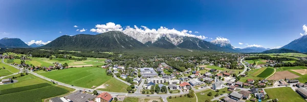 Panorama antenn utsikt över min bergskedja i Obermieming dalen i Tyrolen Österrike — Stockfoto