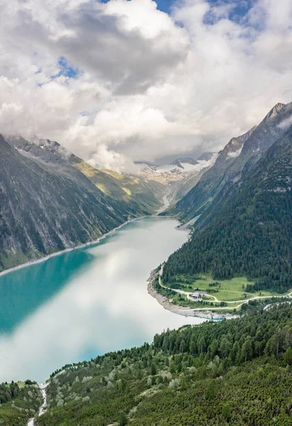 Schlegeisspeicher Resevoir 'ın hava aracı görüntüsü alacakaranlıkta Galcier manzaralı. — Stok fotoğraf