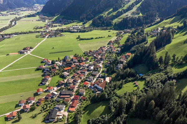 Drone aérien de la vallée de Zillertal avec nuages au Tyrol Autriche été — Photo