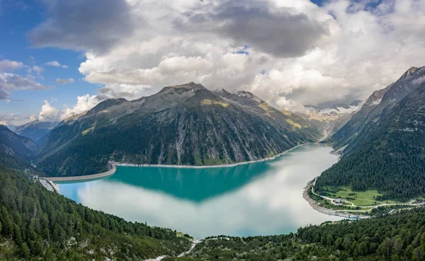 Schlegeisspeicher Resevoir 'ın hava aracı görüntüsü alacakaranlıkta Galcier manzaralı. — Stok fotoğraf