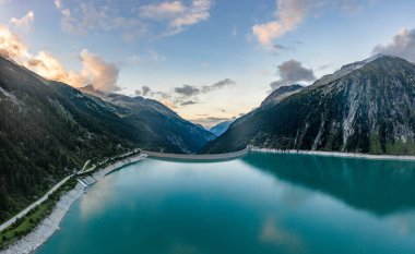 Schlegeisspeicher Resevoir 'ın hava aracı görüntüsü alacakaranlıkta Galcier manzaralı.
