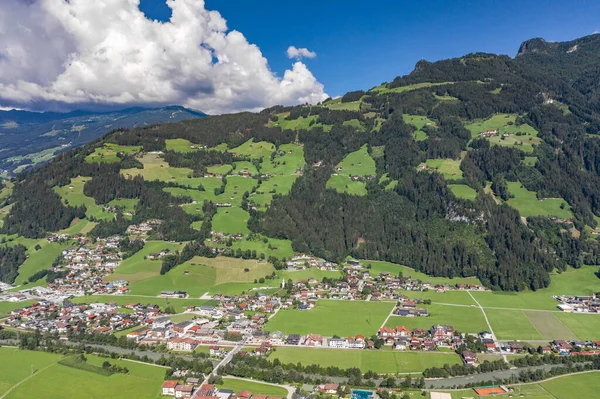 Flygdrönare bild av Zillertal dalen med moln i Tyrolen Österrike sommar — Stockfoto