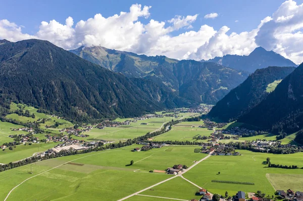 Drohnenaufnahmen vom Zillertal mit Wolken in Tirol Österreich Sommer — Stockfoto