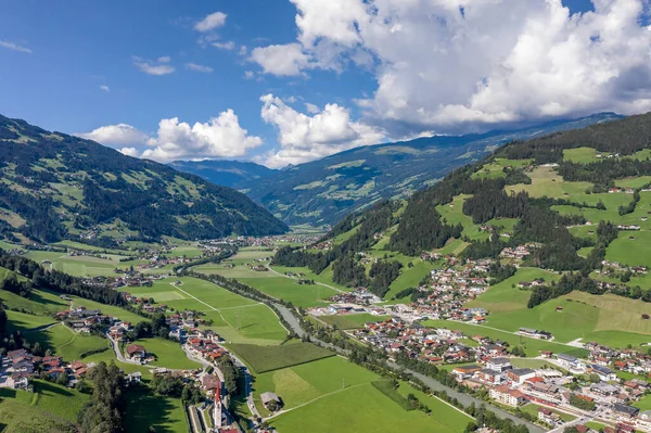 Flygdrönare bild av Zillertal dalen med moln i Tyrolen Österrike sommar — Stockfoto