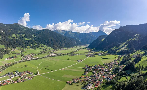 Flygdrönare bild av Zillertal dalen med moln i Tyrolen Österrike sommar — Stockfoto