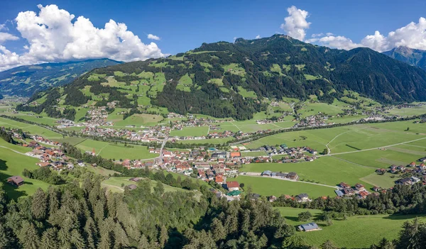 Flygdrönare bild av Zillertal dalen med moln i Tyrolen Österrike sommar — Stockfoto