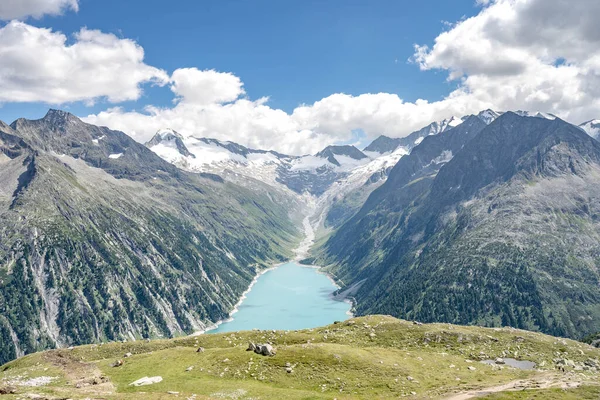 Adembenemend uitzicht op het Schlegeisspeicher gletsjerreservoir in Zillertaler Alpen in Oostenrijk — Stockfoto
