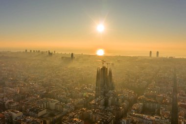 Sabahın erken saatlerinde Barselona şehir merkezinde güneşin doğuşunu gösteren hava aracı görüntüsü.
