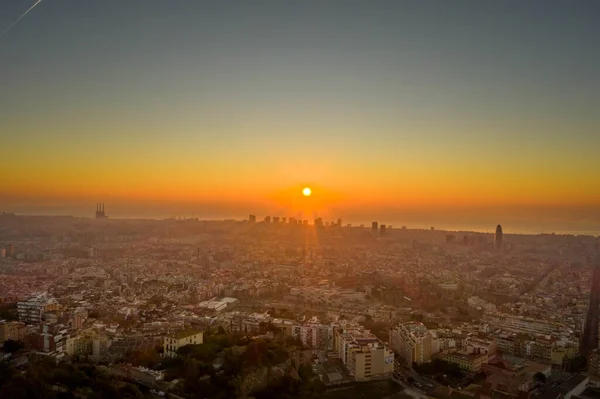 Barcelona sahilinde güneşin doğuşunu gösteren hava aracı görüntüsü. — Stok fotoğraf