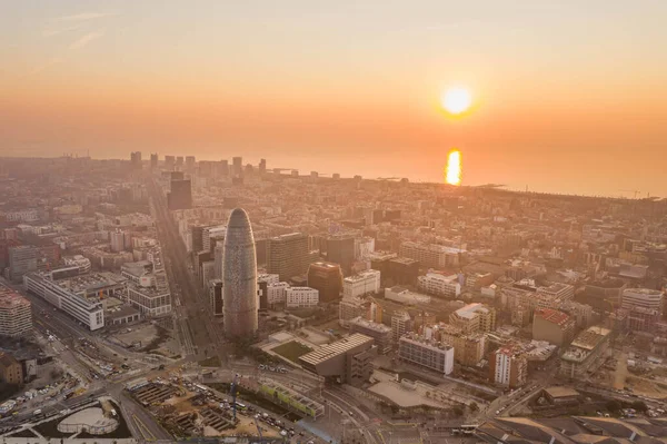 Flygdrönare skott av agbar torn vid stranden Barcelona med soluppgång — Stockfoto