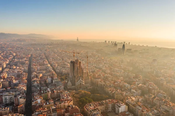 Sabahın erken saatlerinde Barselona şehir merkezinde güneşin doğuşunu gösteren hava aracı görüntüsü. — Stok fotoğraf