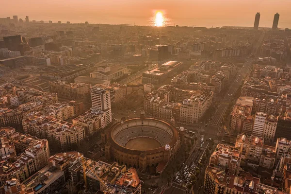 Tiro aéreo de avión no tripulado de la plaza de toros Arena Gran vía en el centro de Barcelona — Foto de Stock