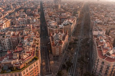 Avinguda Diagonal 'ın sabah gündoğumunda Barcelona' da çekilmiş hava aracı görüntüsü.