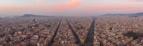 Pano luchtfoto van de drone van Barcelona centrum voor zonsopgang in de winter — Stockfoto