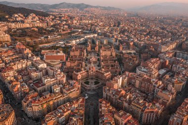 Barcelona 'nın sabah güneş doğarken Turo de la Rovira yakınlarındaki hava aracı görüntüsü.