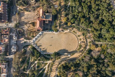 Park Guell 'in sabahları Barcelona Hills' teki insansız hava aracı görüntüleri.
