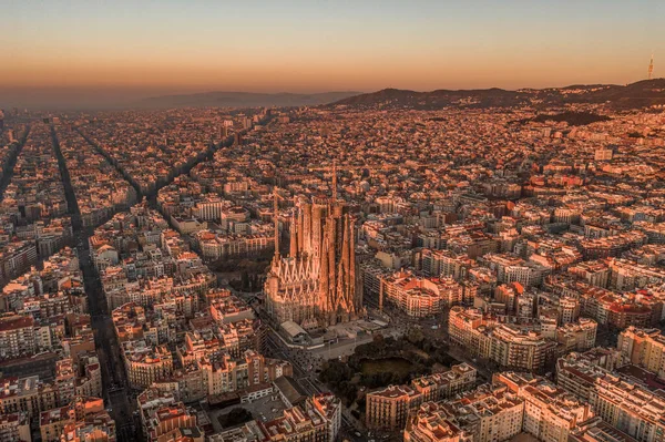 Drone aereo della città di Barcellona prima dell'alba ora d'oro — Foto Stock