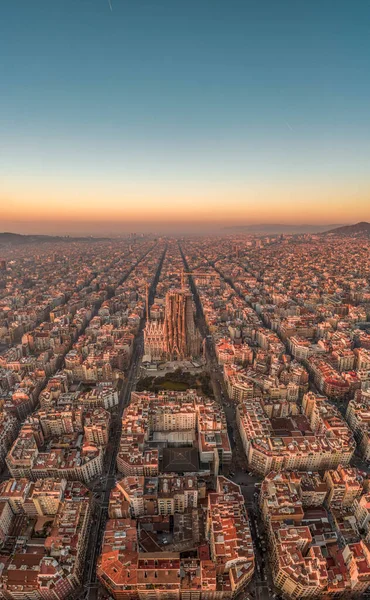 Letecký dron záběr Barcelona City před východem slunce zlatá hodina — Stock fotografie