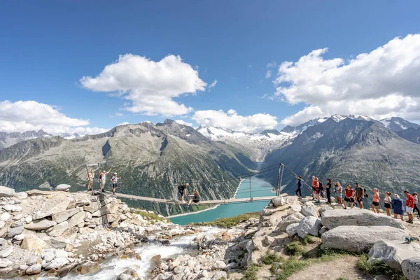 Olpererhutte, Austria - Aug 7, 2020: Tourists take photo on swing bridge with amazing view — Stock Photo, Image