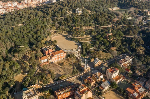 Zdjęcie z lotu drona Park Guell w Barcelonie Hills rano — Zdjęcie stockowe