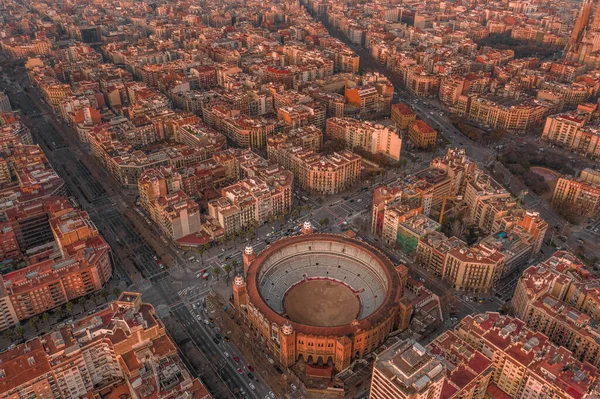 Letecký dron záběr býčí arény Gran přes v centru Barcelony — Stock fotografie