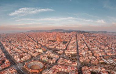 Sabah saatlerinde Barcelona şehir merkezinin insansız hava aracı görüntüsü.