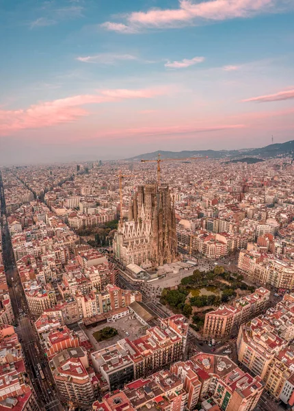 Drone aérien du centre-ville de Barcelone avec Montjuic tôt le matin — Photo