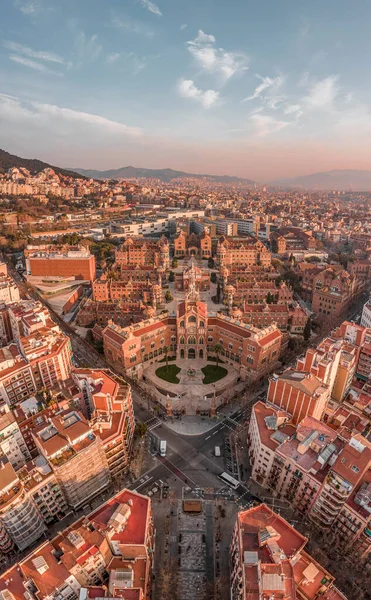 Drohnenaufnahmen von Barcelona in der Nähe von Turo de la Rovira im Morgensonnenaufgang — Stockfoto