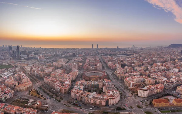 Güneş doğmadan önce Barcelona şehrinin insansız hava aracı görüntüsü — Stok fotoğraf